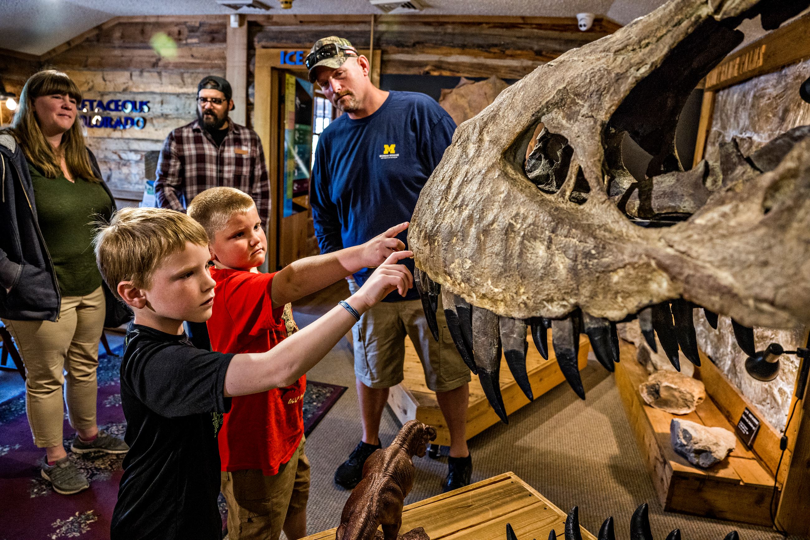 Children encounter dinosaurs. 